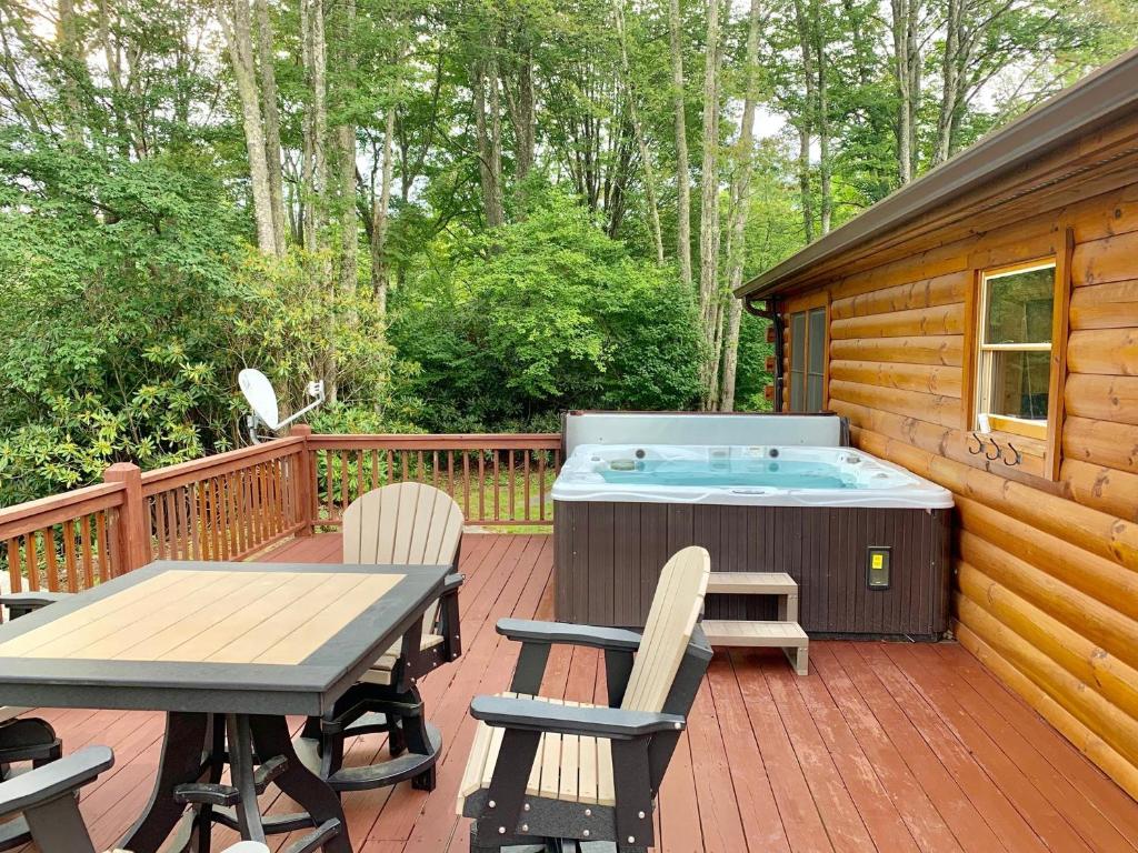 2 BR Cabin with Hot Tub Deck Fire Pl - main image