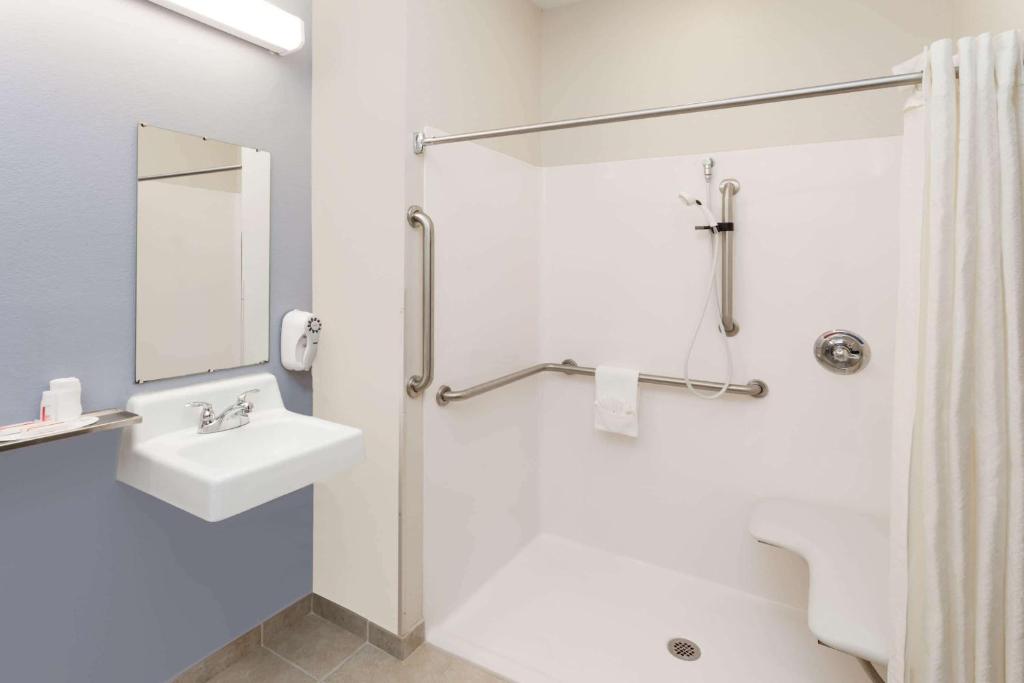 Microtel Inn and Suites Elkhart - image 6