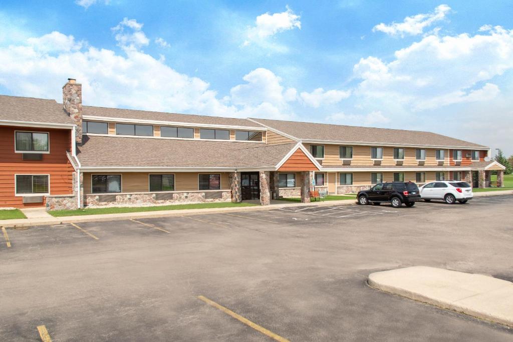 AmericInn by Wyndham Elkhorn Near Lake Geneva - image 7