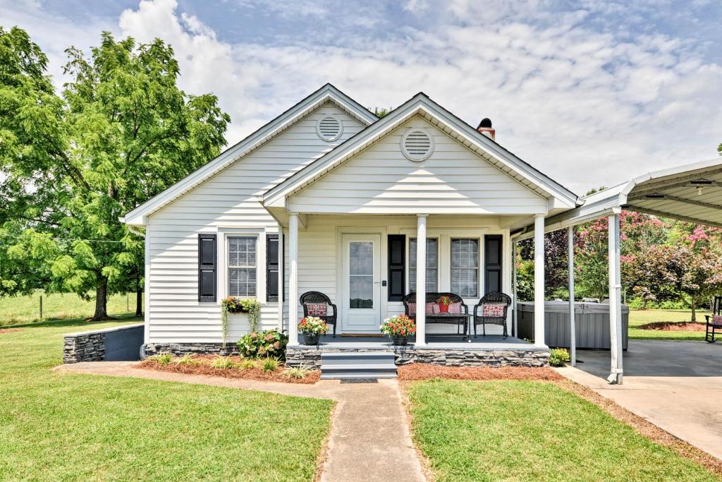 Picturesque Elkin Shady Oaks Farmhouse with Hot Tub - main image