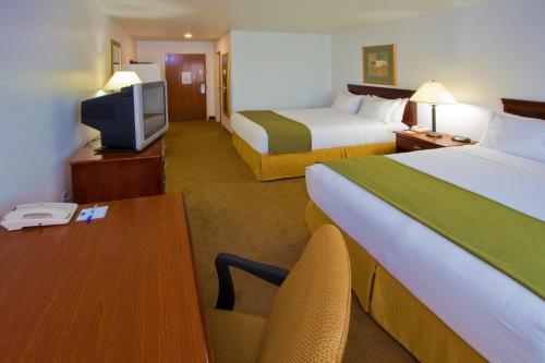 Holiday Inn Express Hotel & Suites Elkins - image 2