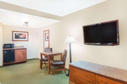 Ramada by Wyndham Elko Hotel at Stockmen's Casino - image 13