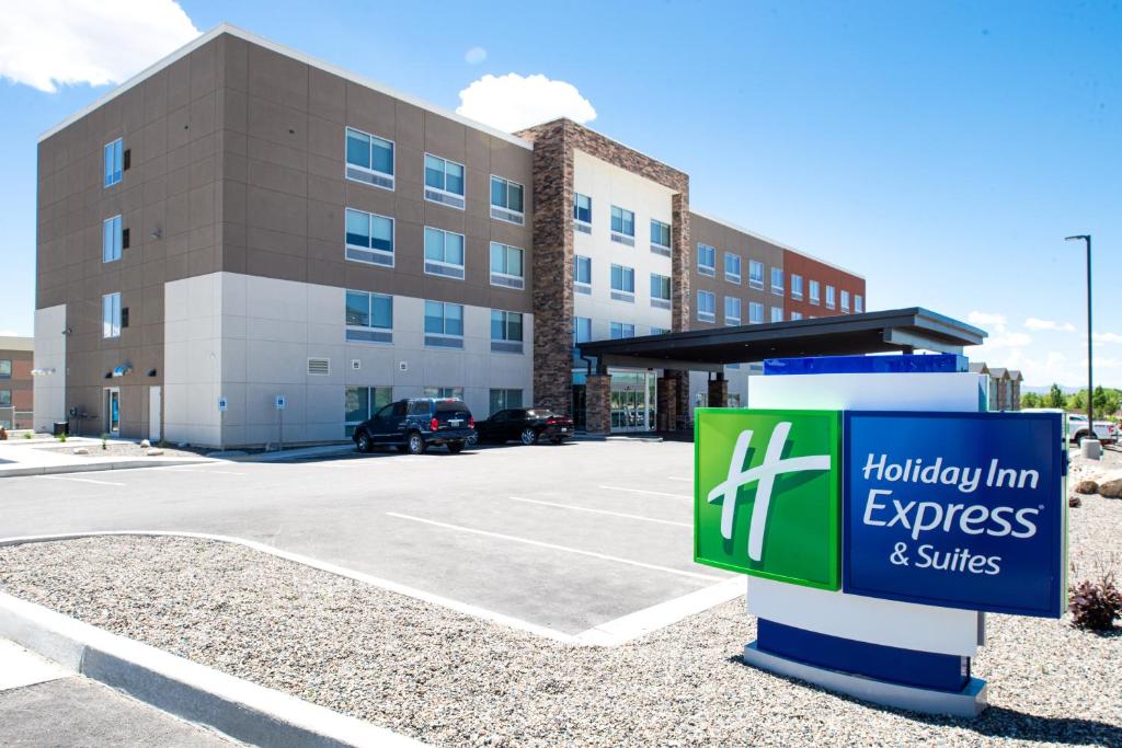 Holiday Inn Express & Suites - Elko an IHG Hotel - main image