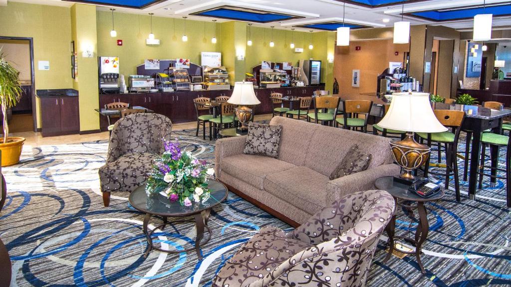 Holiday Inn Express & Suites Elkton - University Area an IHG Hotel - image 4