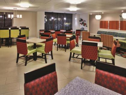 La Quinta Inn & Suites by Wyndham Elkview - image 13