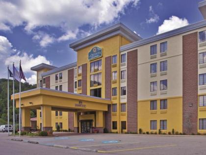 La Quinta Inn & Suites by Wyndham Elkview - image 14