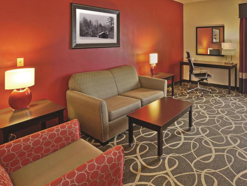 La Quinta Inn & Suites by Wyndham Elkview - image 4