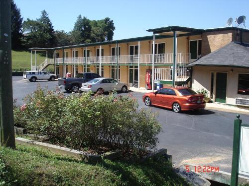 Budget Inn Top of Ellijay - image 3