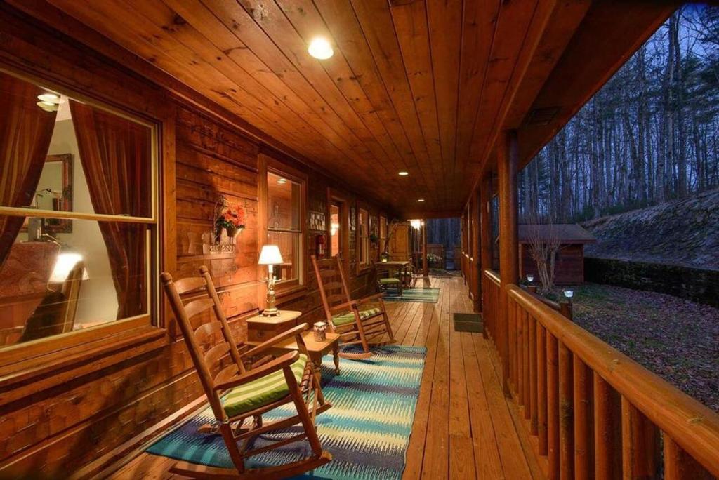 Serenity Lodge and Stable by Escape to Blue Ridge - image 2