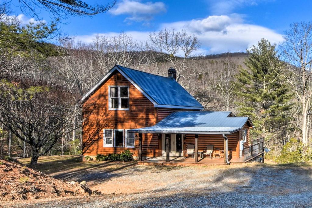 Twin Pines Hill House - Fire Pit and Mtn View - main image