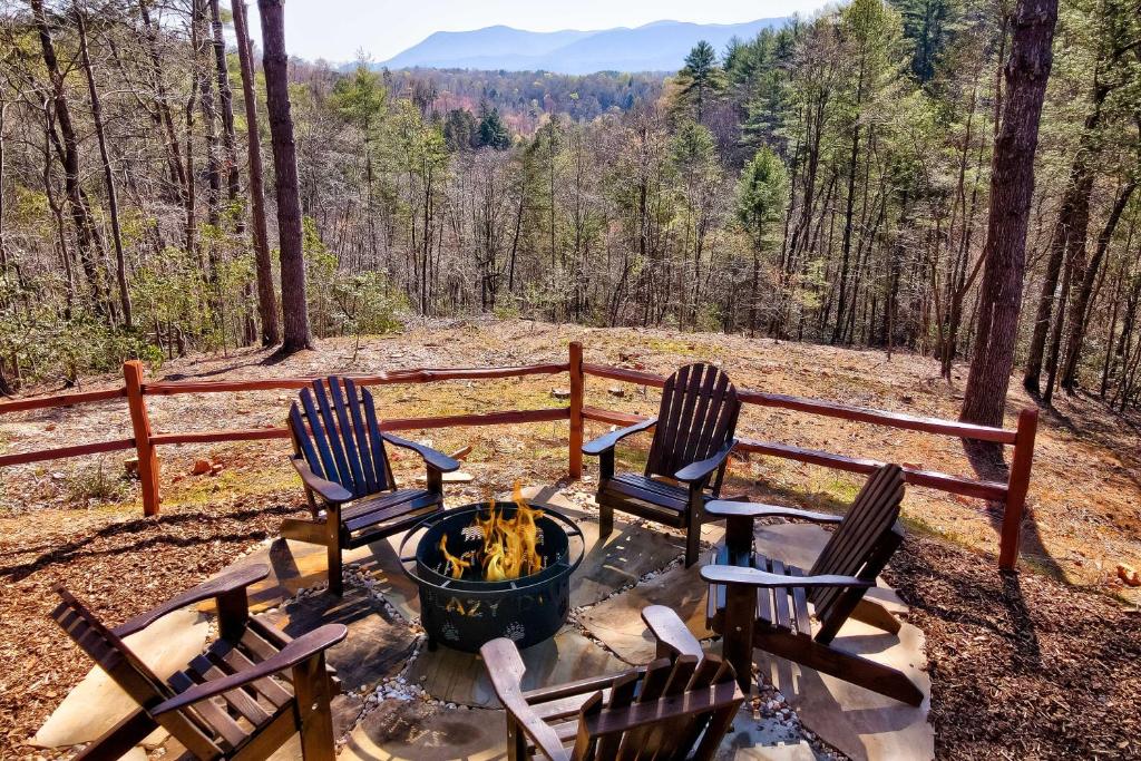 Newly Built Cabin with Mtn Views Hot Tub and Fire Pit - image 3