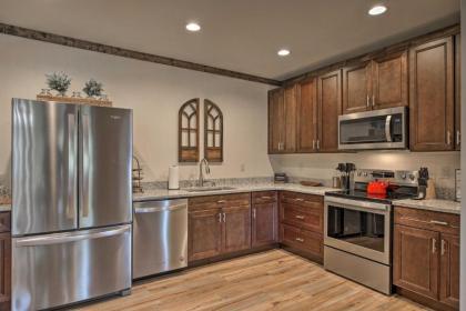 Newly Built Cabin with Mtn Views Hot Tub and Fire Pit - image 9