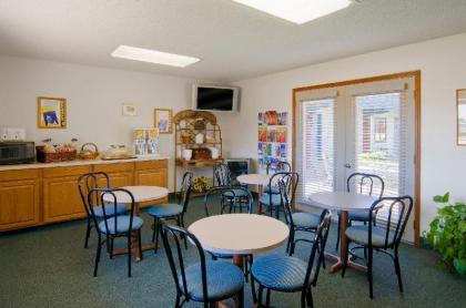 Americas Best Value Inn Ellsworth - image 9