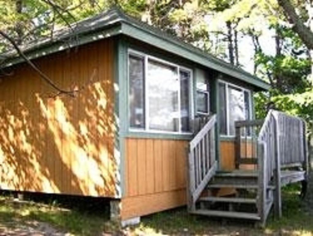 Patten Pond Camping Resort Lakefront Cottage 11 - main image