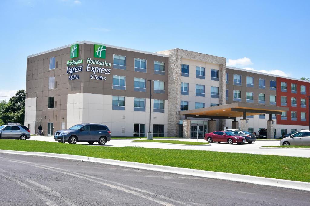 Holiday Inn Express & Suites - Bensenville - O'Hare an IHG Hotel - main image