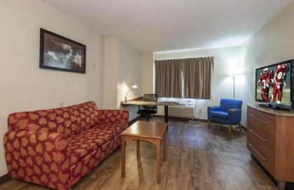 Red Roof Inn & Suites Cleveland - Elyria - image 10