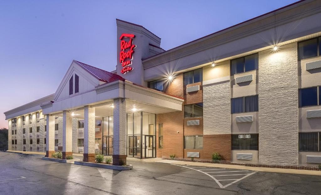 Red Roof Inn & Suites Cleveland - Elyria - image 3