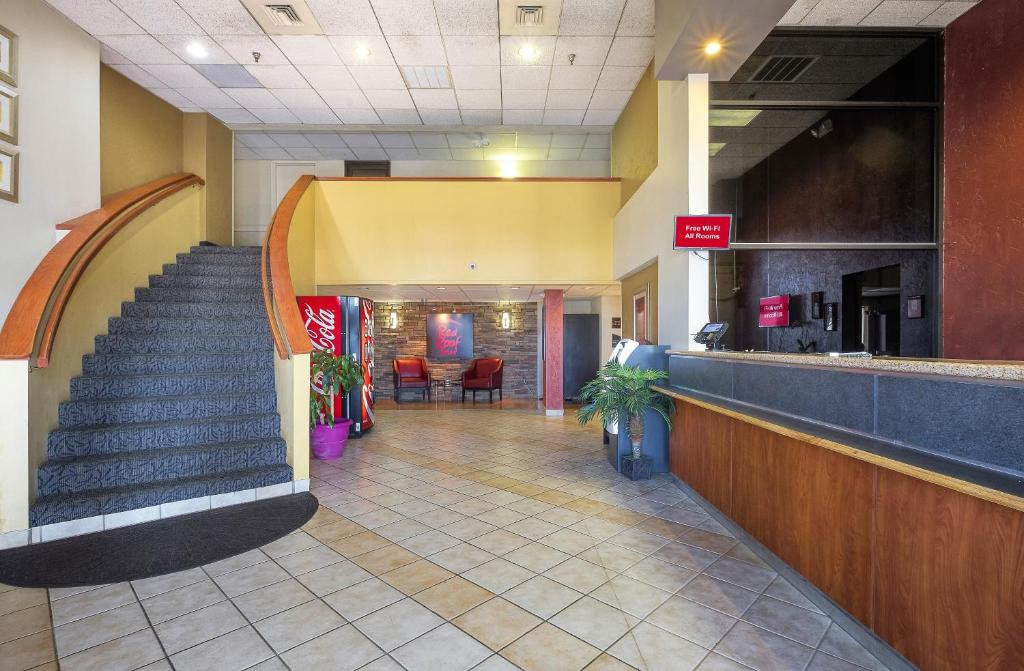 Red Roof Inn & Suites Cleveland - Elyria - image 4