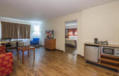 Red Roof Inn & Suites Cleveland - Elyria - image 6