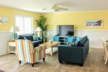 Colorful Emerald Isle Home Walk to the Beach - image 14