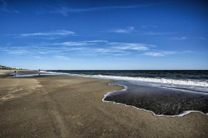 Colorful Emerald Isle Home Walk to the Beach - image 2