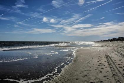 Colorful Emerald Isle Home Walk to the Beach - image 4