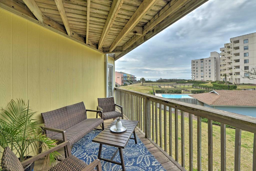 Bright Emerald Isle Condo with Private Beach Access! - image 2