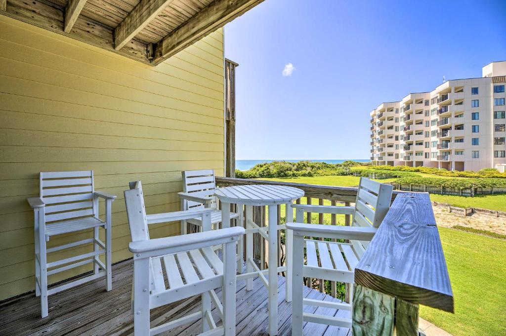 Emerald Isle Townhome with Pool and Beach Access! - image 4