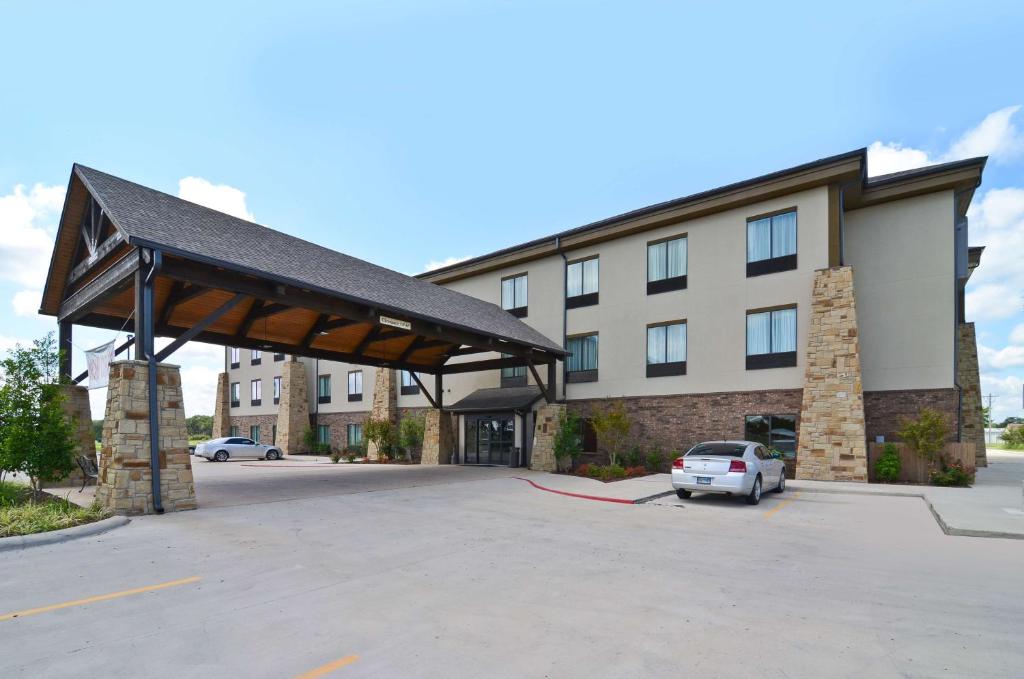 Best Western Plus Emory At Lake Fork Inn & Suites - main image