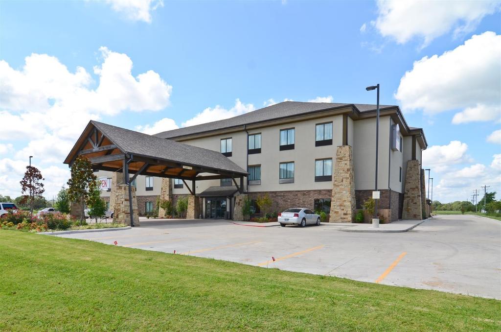 Best Western Plus Emory At Lake Fork Inn & Suites - image 7