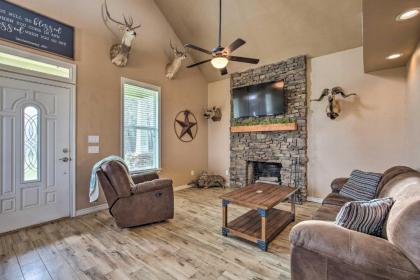 Emory Cabin with Fire Pit and Porch Near Lake Fork - image 10