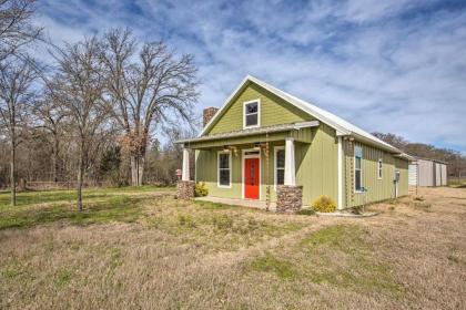 Emory Cabin with Fire Pit and Porch Near Lake Fork - image 9