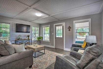 Quaint Home with Deck and Grill Mins to Lake Fork! - image 2