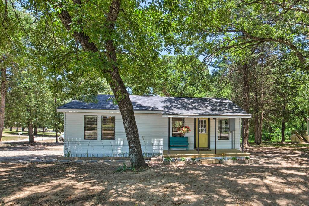 Quaint Home with Deck and Grill Mins to Lake Fork! - image 3