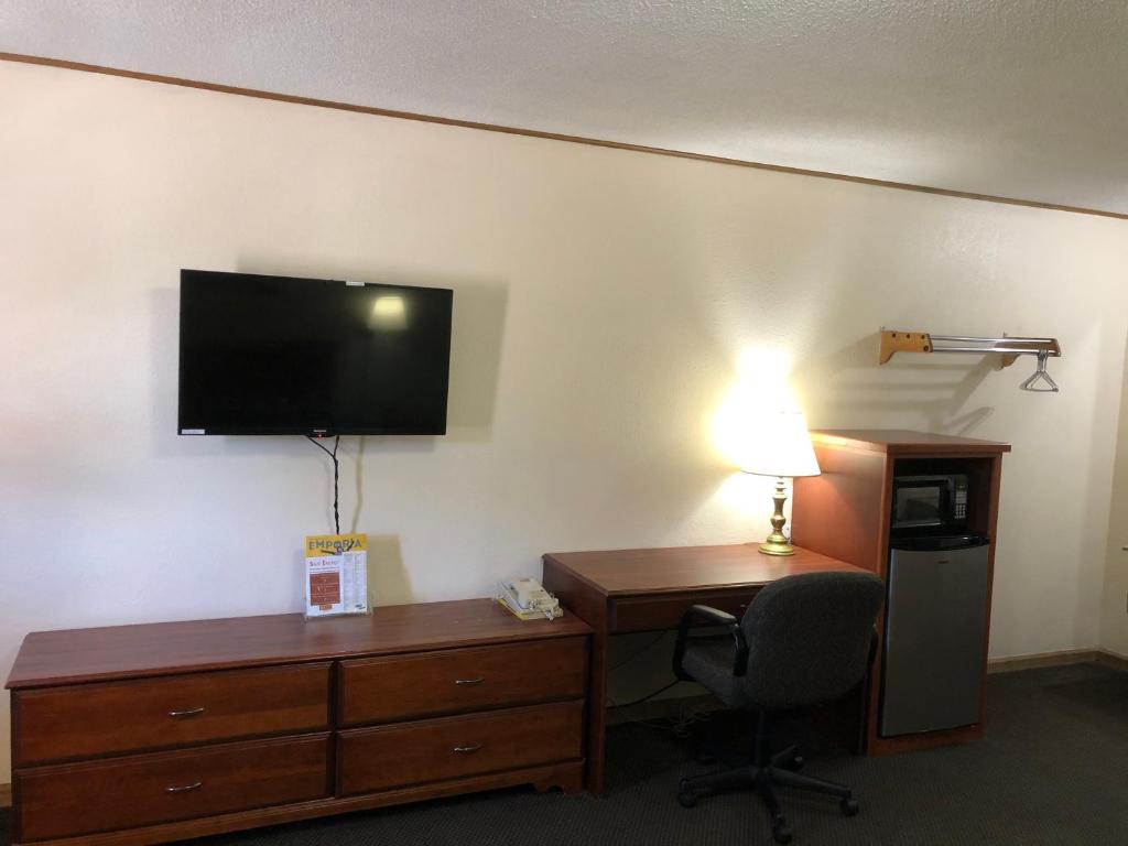 Budget Host Inn - Emporia - image 6