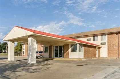 Econo Lodge Emporia - image 10