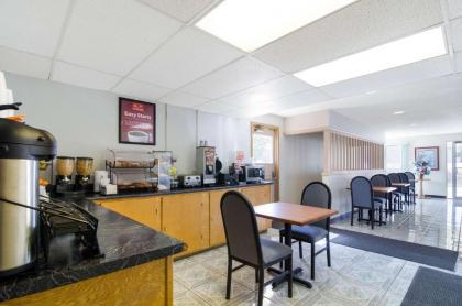 Econo Lodge Emporia - image 3