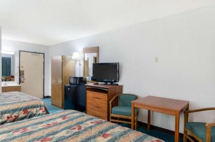 Econo Lodge Emporia - image 8