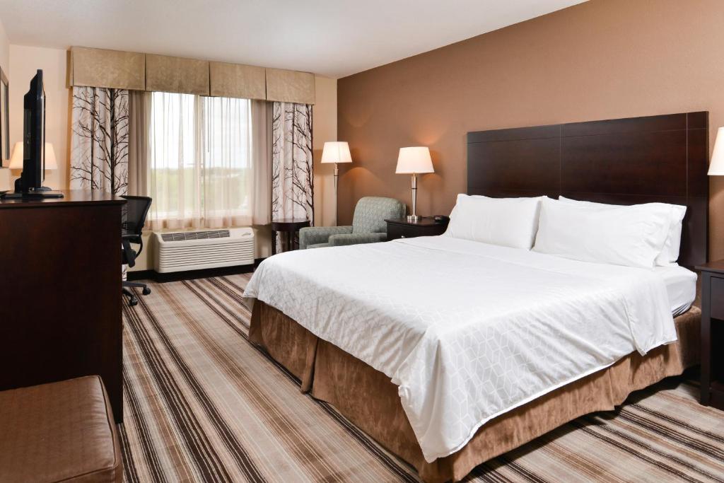 Holiday Inn Express & Suites Emporia Northwest an IHG Hotel - image 3