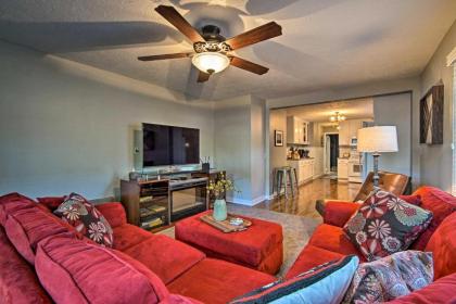 Cute Emporia House - Mins to Downtown and ESU! - image 10