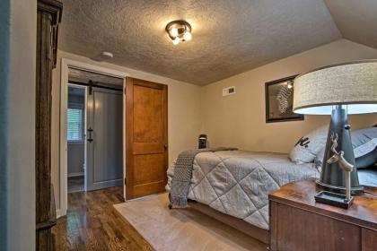 Cute Emporia House - Mins to Downtown and ESU! - image 12