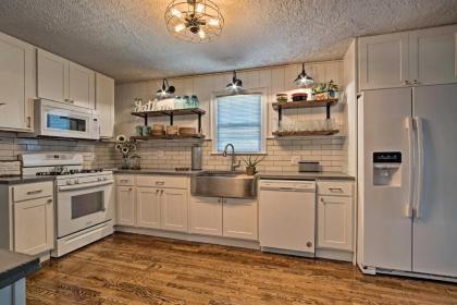 Cute Emporia House - Mins to Downtown and ESU! - image 6