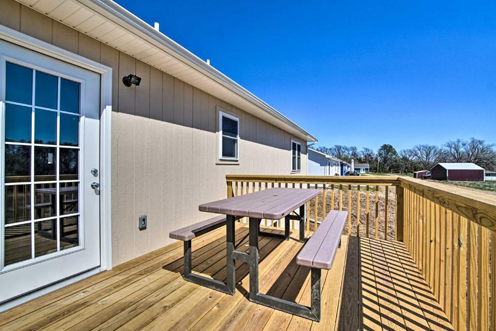 Spacious Home with Deck Walk to Peter Pan Park - image 2