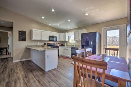 Spacious Home with Deck Walk to Peter Pan Park - image 6