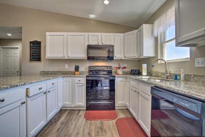 Spacious Home with Deck Walk to Peter Pan Park - image 8