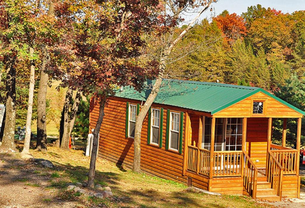 Arrowhead Camping Resort Deluxe Cabin 4 - main image