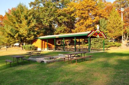 Arrowhead Camping Resort Deluxe Cabin 4 - image 15