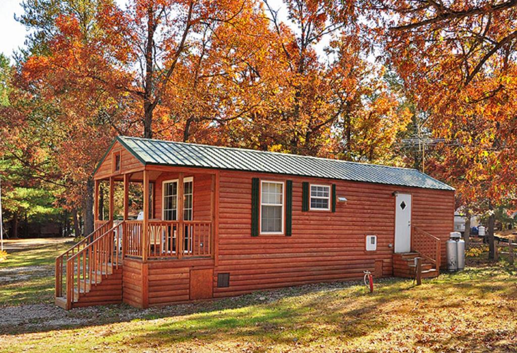 Arrowhead Camping Resort Deluxe Cabin 4 - image 2