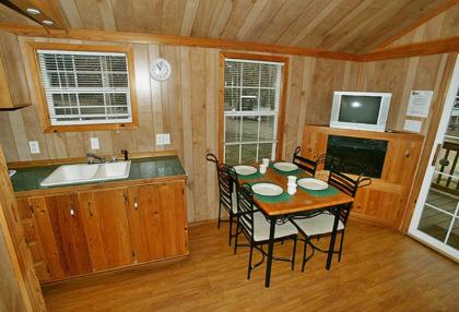 Arrowhead Camping Resort Deluxe Cabin 4 - image 5