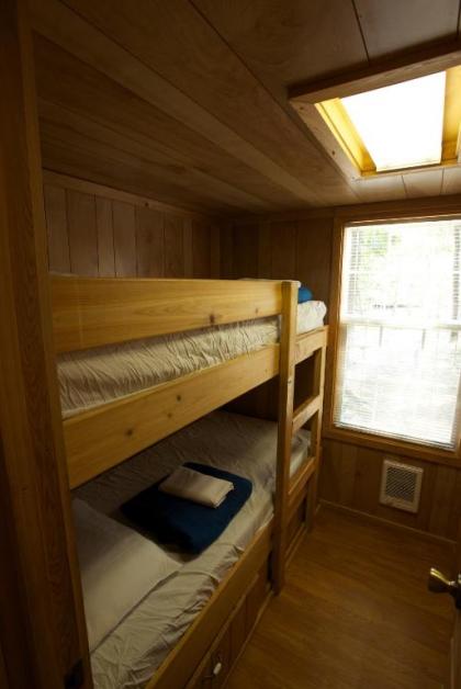 Arrowhead Camping Resort Deluxe Cabin 4 - image 8